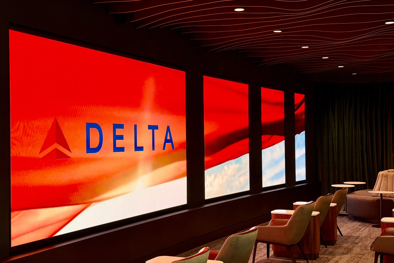Amex Platinum vs Delta Reserve: Which Card Wins for Loyalists
