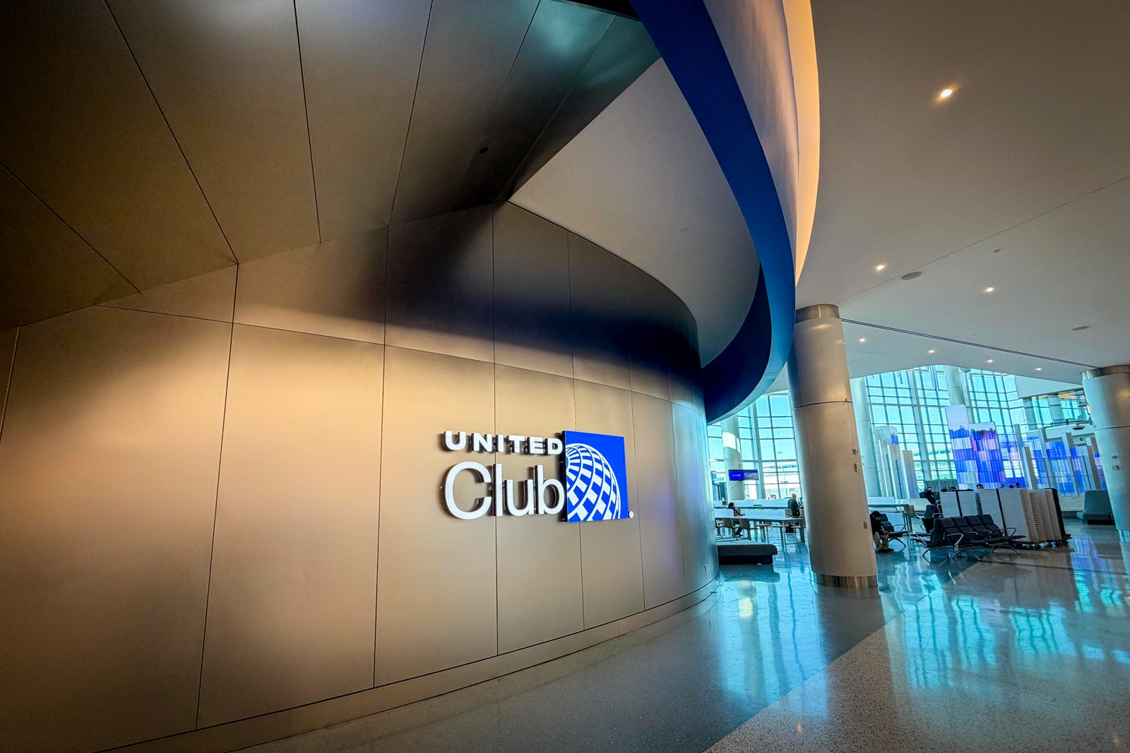 United Opens World's Largest Club Lounge in Houston